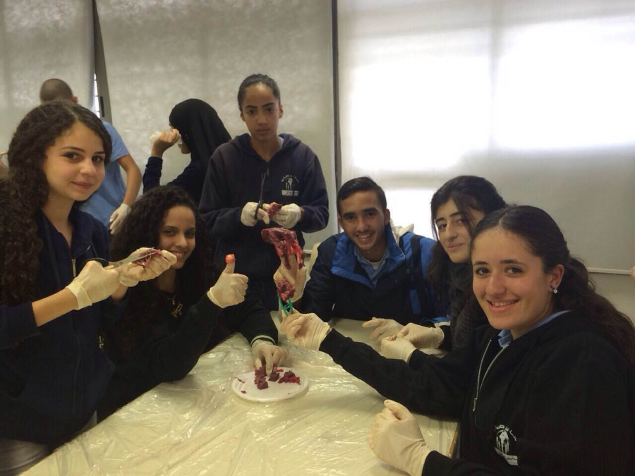 انطلاق مشروع أزهار الطب لطلاب الصف العاشر في مدرسة أجيال الثانوية 